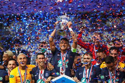 Jugadores del Paris Saint Germain celebran la obtención del título francés.