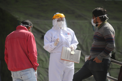 Al Centro de Atención Temporal Bicentenario en Quito acuden personas en busca de ayuda médica.