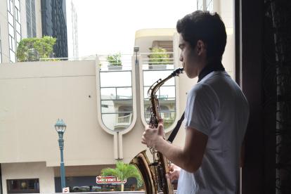 Marcelo Noriega acudió el fin de semana a la casa de arte con su saxofón para los ensayos.