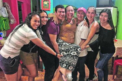 Gigi disfruta estos días con los suyos, entre ellos José Moreira y Mónica Burgos, sus padres; Lissette, Gissela, Jasleidy y José Manuel, sus hermanos, en su natal Buena Fe.