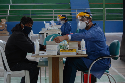 Uno de los centro de triaje en Quito realiza pruebas a los ciudadanos.