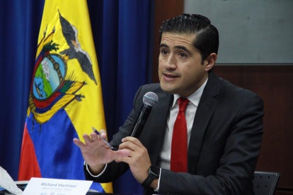 El ministro de Economía y Finanzas, Richard Martínez, en rueda de prensa para dar los detalles de la renegociación de la deuda.