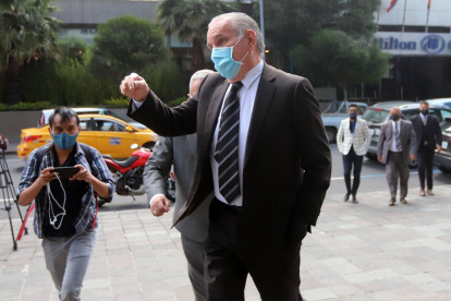 Diligencia. A la versión solicitada por la Fiscalía, Santiago Cuesta llegó acompañado de sus defensores.