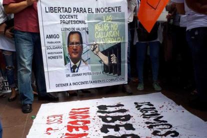 Familiares del doctor Johnny Potes derramaron su sangre sobre este lienzo, donde exigían su libertad.