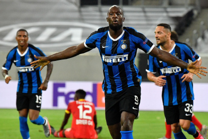 Romelu Lukaku (c) encabeza la celebración del Inter italiano.