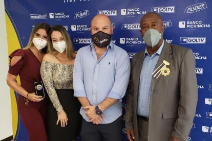 Miguel Ángel Loor (c), junto a Ermen Benítez y las hijas de Carlos Luis Morales.