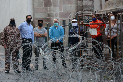 Moradores y dueños de locales del centro piden el retiro de las vallas y concertinas de las calles patrimoniales.