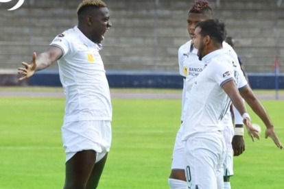 Cristian Martínez Borja (i) festeja tras marcar el primer gol de los albos. Fue el octavo tanto del ariete colombiano en la LigaPro.