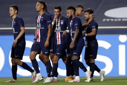 Los jugadores del PSG festejan la victoria ante el Leipzig que los deja en la final.