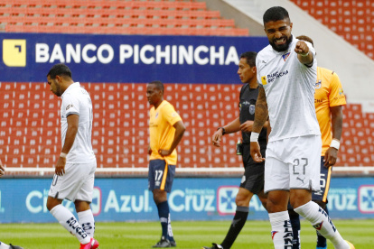 Rodrigo Aguirre festeje el gol de la victoria de Liga de Quito sobre Universidad Católica.