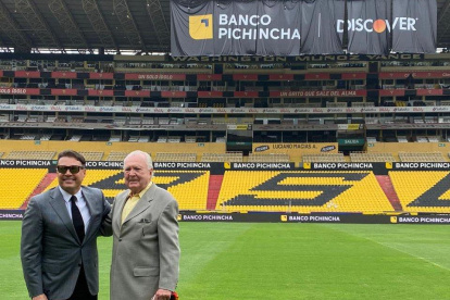Carlos Alfaro Moreno, presidente de Barcelona, y Carlos Muñoz Insua, delegado del Banco Pichincha.