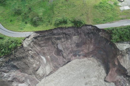 La foto publicada por el Servicio nacional de Gestión de Riesgos muestra el colapso de un tramo de la carretera que conecta a Quito con Lago Agrio.