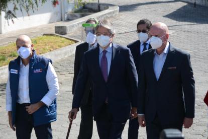 Guillermo Lasso acudió hasta el CNE a firmar su candidatura.