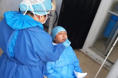 Una persona se realiza un examen para saber si está contagiado con COVID-19.