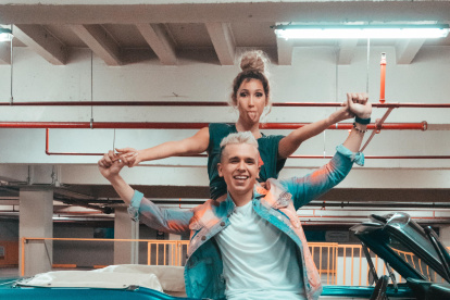 Entre los juveniles artistas existe mucha química.