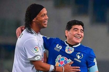 Ronaldinho y Diego Armando Maradona, dos genios que muchos quieren verlos trabajando juntos.