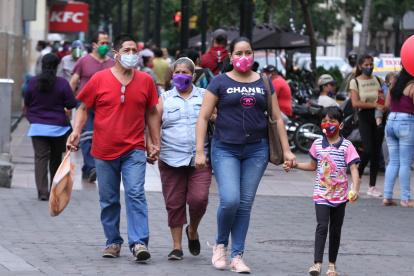 Las personas tienen que habituarse al uso de las mascarillas, lavado de manos y al distanciamiento social para convivir con la pandemia de la Covid-19.