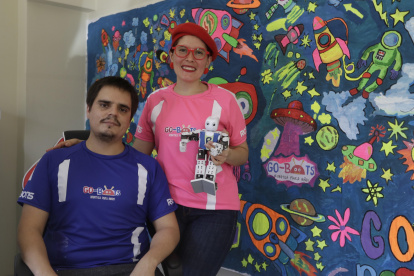 Nathy y Patricio en la sala de su casa, espacio desde donde imparten las clases.