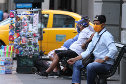 La venta informal de mascarillas de todo tipo de material, diseño y color en cualquier lugar de la ciudad se ha vuelto parte del paisaje urbano.