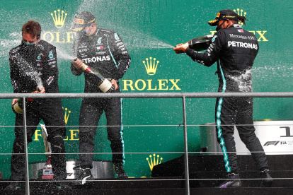 Lewis Hamilton (d) encabezando el festejo de Mercedes, la imagen más repetida en la atípica temporada 2020 de la fórmula 1.