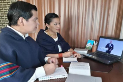 Una pareja de testigos de Jehová ven el programa de la asamblea “¡Alégrense siempre!”.