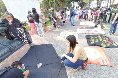 Hecho. Instante en el que los participantes de la protesta preparaban los carteles para la marcha.