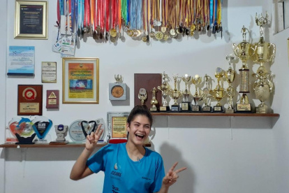 Trofeos. Eva Marina Andrade, nadadora chonense de 13 años, posa junto a sus medallas y galardones obtenidos en diversas competiciones dentro de la disciplina.