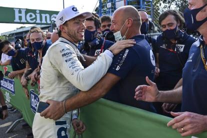 Pierre Gasly festejó esta histórica victoria con los otros integrantes de la escudería.
