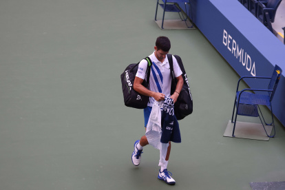 Notablemente afligido salió el domingo Djokovic tras recibir el anuncio de su descalificación por el suceso