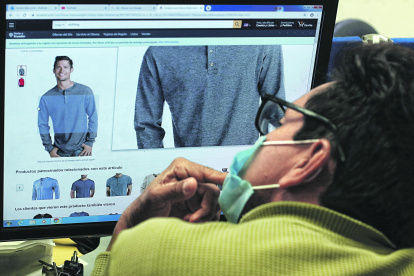 Cliente. Un consumidor piensa si la página donde quiere comprar es la oficial, se asegura para no ser estafado.