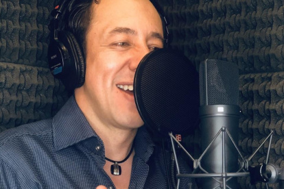 El ecuatoriano César Escalante es experto en el doblaje de voces.