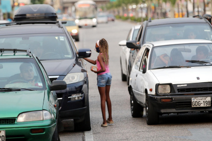 Los niños trabajan vendiendo caramelos, frutas, bebidas, limpiando parabrisas y también mendigan.

FECHA : 07/09/2020 

Agencia (ag-extra)