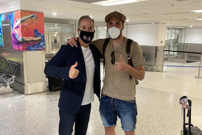 El emblemático jugador argentino posa a su arribo al aeropuerto internacional de "la capital del sol".