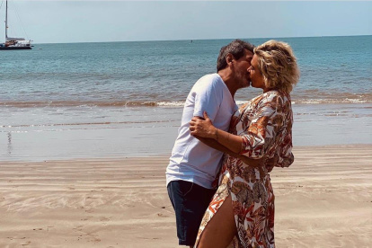 Un romántico beso en la playa.