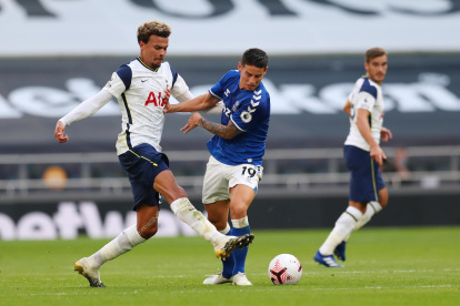 El futbolista colombiano (c) jugó 91 minutos con el Everton en la victoria del fin de semana contra el Tottenham.