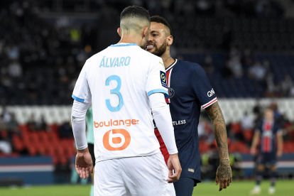 El atacante del PSG, Neymar (d), tuvo un duro encuentro con el español Álvaro González del Olympique de Marseilla.