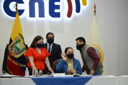 El CNE se reunió de forma presencial, luego de seis meses de sesiones virtuales. Acudieron tres de los cinco integrantes del organismo.