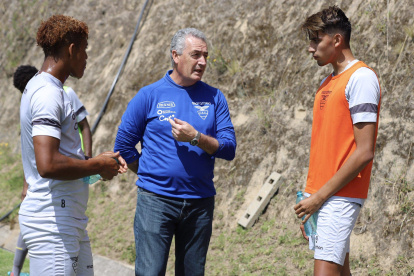 Gustavo Alfaro, entrenador de la selección ecuatoriana, conversa con dos jugadores de la sub-20.