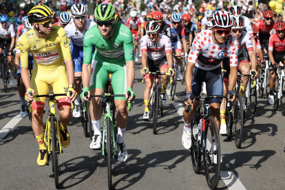 Richard Carapaz (derecha) está a la altura de Tadej Pogacar (izquierda), Sam Bennetty toda la élite del ciclismo mundial