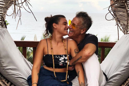 La diferencia de edad en esta pareja es de 30 años.