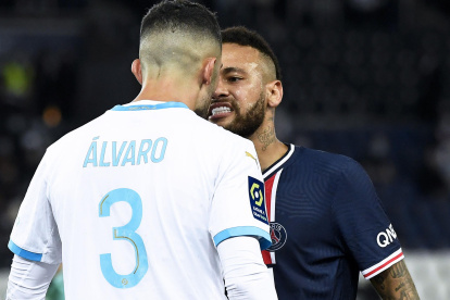 La pelea entre Neymar (d) y Álvaro González provocaría una drástica sanción para ambos jugadores.