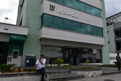 En 2010 el directorio del Isspol estaba conformado por 7 personas, en ese entonces presidido por el comandante general de la Policía, luego hay una reforma legal que pone al ministro de Gobierno. De 2010 a 2019, ha sido manejado por dos directores: Enrique Espinosa de los Monteros y Édgar Proaño. Luego de las supuestas anomalías, la ministra María Paula Romo puso a un nuevo director y demandó penalmente a los posibles involucrados en inversiones “fraudulentas”.