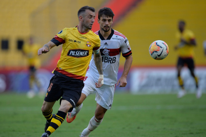 Rodrigo Caio (d) dio positivo por COVID-19 tras haber jugado todo el encuentro ante Barcelona.