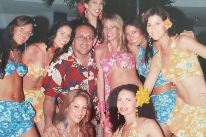 Marcos Tapia junto a las candidatas a Miss Ecuador 2005, entre ellas Bianca Salame, Gia Baquerizo, Magacha Manzano  y Ximena Zamora (extremo derecha).