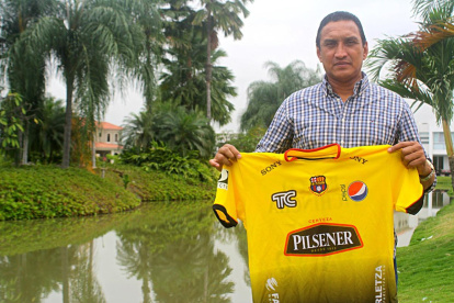 Manuel Uquillas, goleador histórico de Barcelona, cuestiona el nivel de algunos refuerzos canarios.