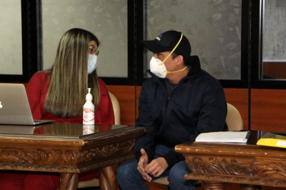 Mendoza junto a su abogada Gabriela Moreira, el día de su detención.