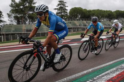 Richard Carapaz (i) fue uno de los protagonistas en la complicada prueba de ruta del Mundial de Ciclismo.