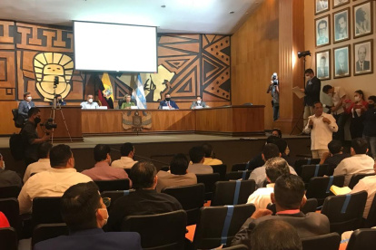 Luis Almeida, delegado del Municipio de Guayaquil, durante su intervención en la sesión.