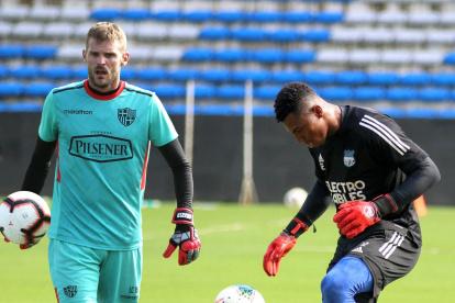 Javier Burrai y Pedro Ortiz son los dos guardianes de los arcos en el Astillero.