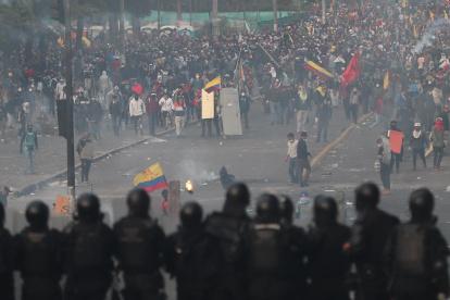 Foto del 11 de noviembre de 2019 de manifestantes y policías que se enfrentan durante una nueva jornada de protestas en Quito.